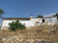 Südseitige Ruine mit Meerblick auf dem Land in der Nähe von Tavira Südseitige Ruine mit Meerblick auf dem Land in der Nähe von Tavira
